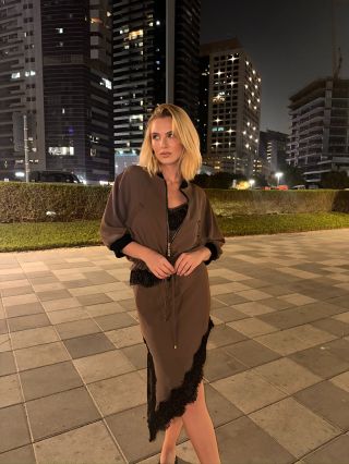 Svůdný jako dubajská čokoláda je tento elegantní outfit, který se v zimě skvěle hodí ke kožíšku a v létě v něm vynikne...