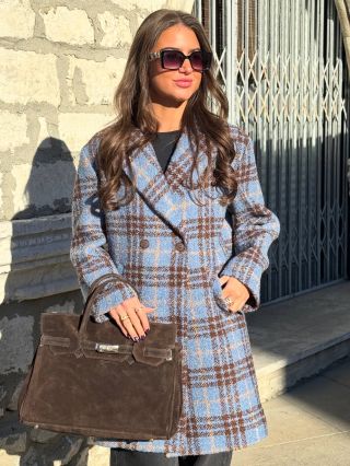 ✨ Dva zimní outfity, jeden styl – GLAMOUR MODA ✨ Károvaný vlněný kabát v jemné kombinaci modré a hnědé, nebo ultra hebká...