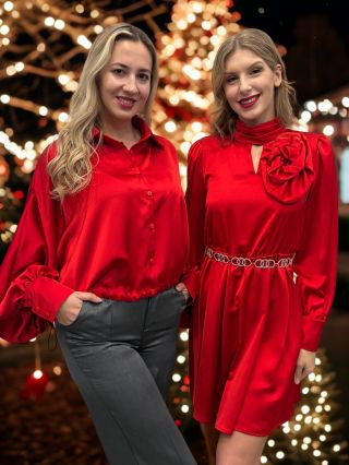 ✨ Vánoční chvíle zahalené v luxusu italské elegance ✨ Když se jemný lesk saténu potká s ikonickou červenou a když černé...